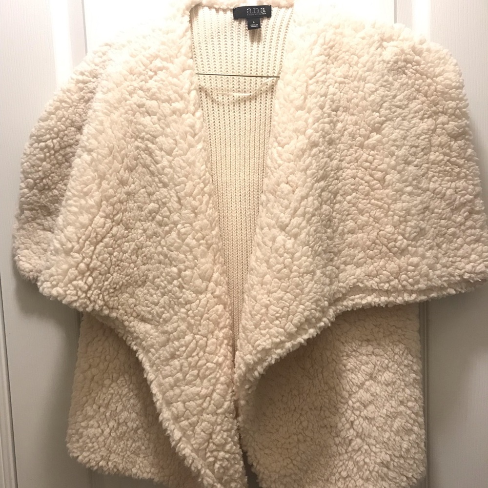Soft fluffy lg vest, worn once! Very stylish!!!!